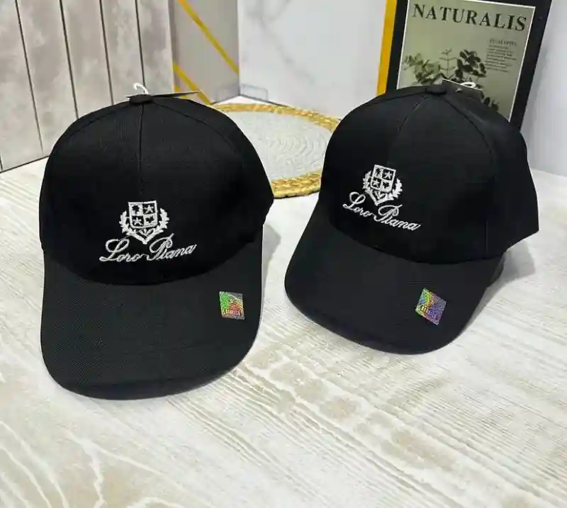 Бейсболка Loro Piana белой надписью