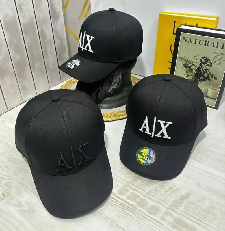 Armani Exchange  Бейсболка c белым логотипом