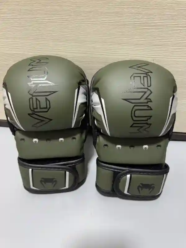 Перчатки Venum MAJESTA SPORT