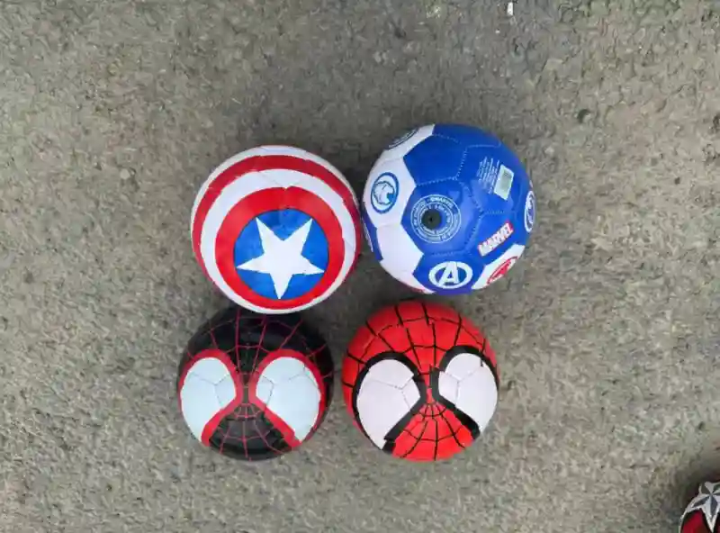 Мяч мини-футбольный размер 2 Marvel хорошего качества