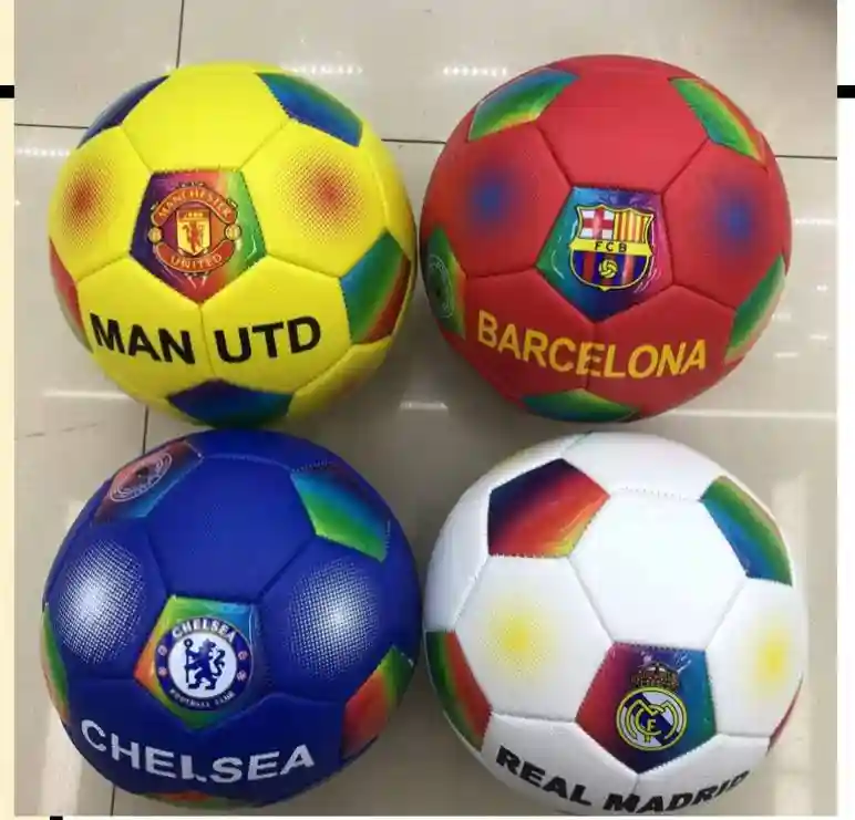 Футбольный мяч с командными значками