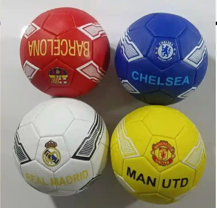 Футбольный мяч с командными значками