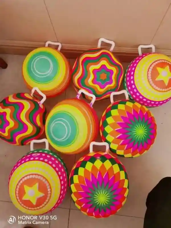 Резиновые мячи с ручками с яркими красками