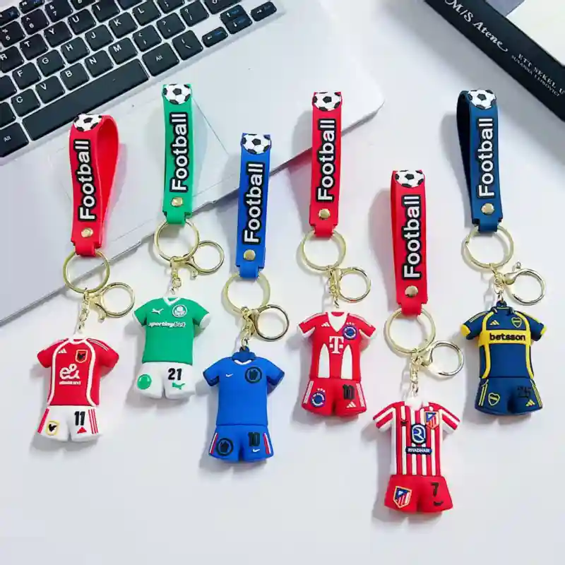 Брелок с футбольными формами знаменитых футболистов