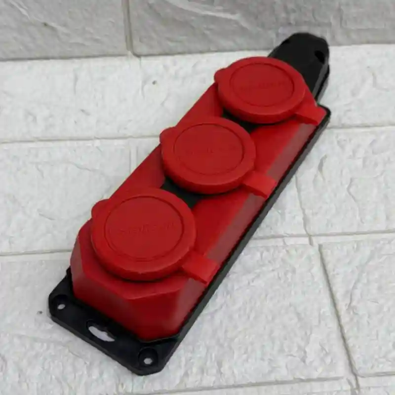 Колодка Staltech ST-XJ-113 на 3 розетки с защитными крышками IP44