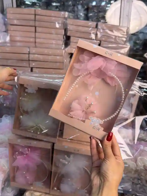 Подарочный набор: ободок жемчужный с органзой и заколка (розовый)