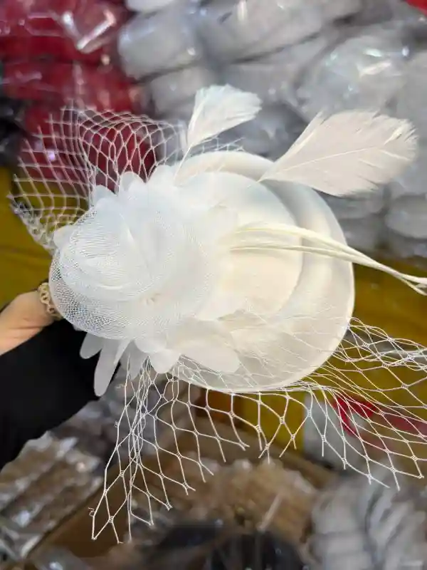 Шляпка-таблетка белая с вуалью, цветком и перьями