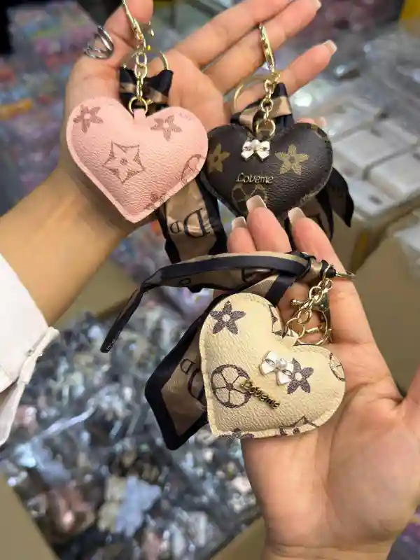 Брелок-сердце из эко-кожи с принтом монограмм и бантом «Loveme»