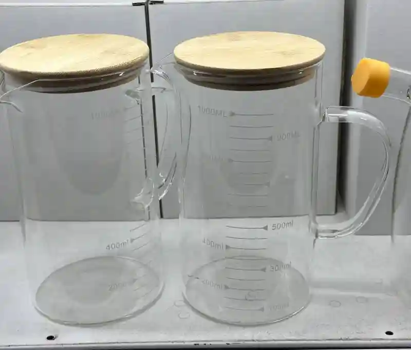 Стеклянный мерный кувшин с бамбуковой крышкой и ручкой, 1000 мл