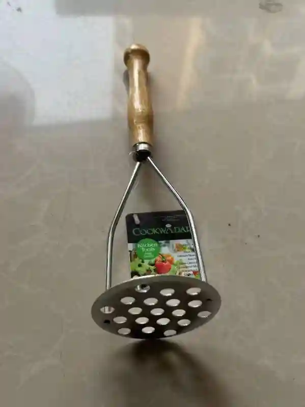 Стеклянный кувшин с мерной шкалой и бамбуковой крышкой