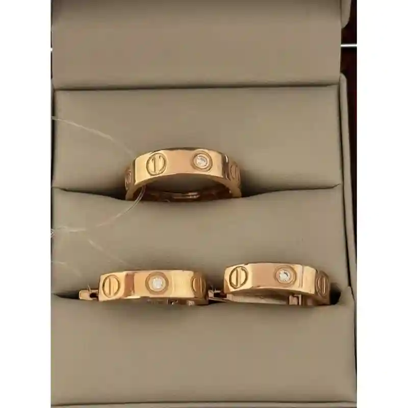 14675 Комплект из жёлтого золота 14К «Love» (кольцо + серьги с вставками)