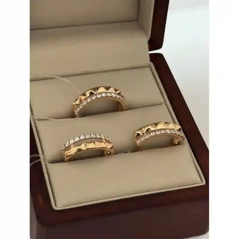 14676 Комплект из жёлтого золота 14К с пирамидальной гранью и дорожкой фианитов