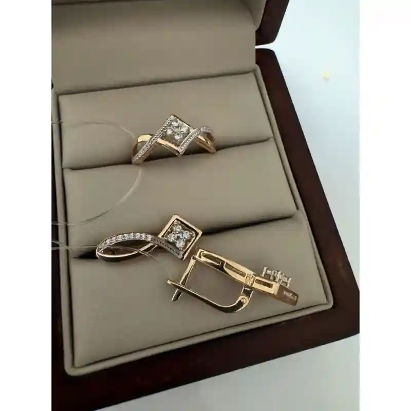 14685 Комплект из жёлтого золота 14К с фианитами в геометрическом стиле