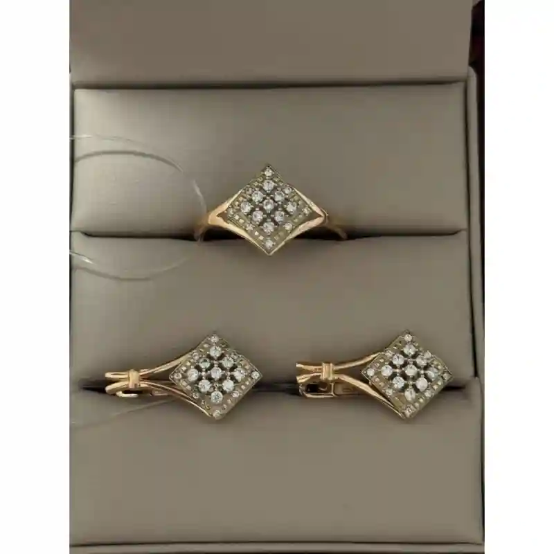 14686 Комплект из жёлтого золота 14К с фианитами «Квадратная россыпь» (Россия)