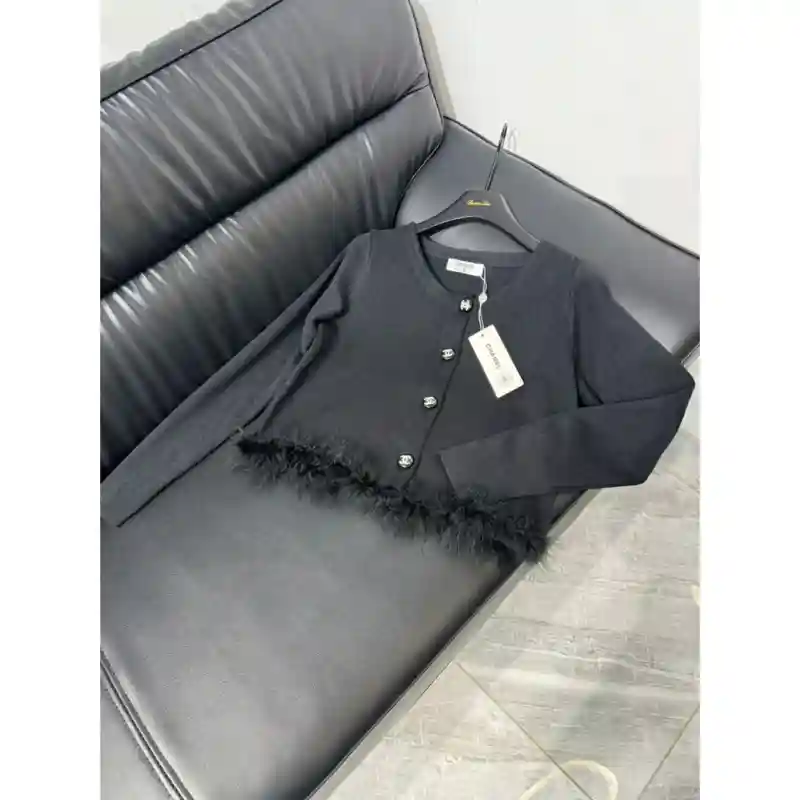 20053 Брендовые кофточки Chanel чёрная с перьями Размер 46