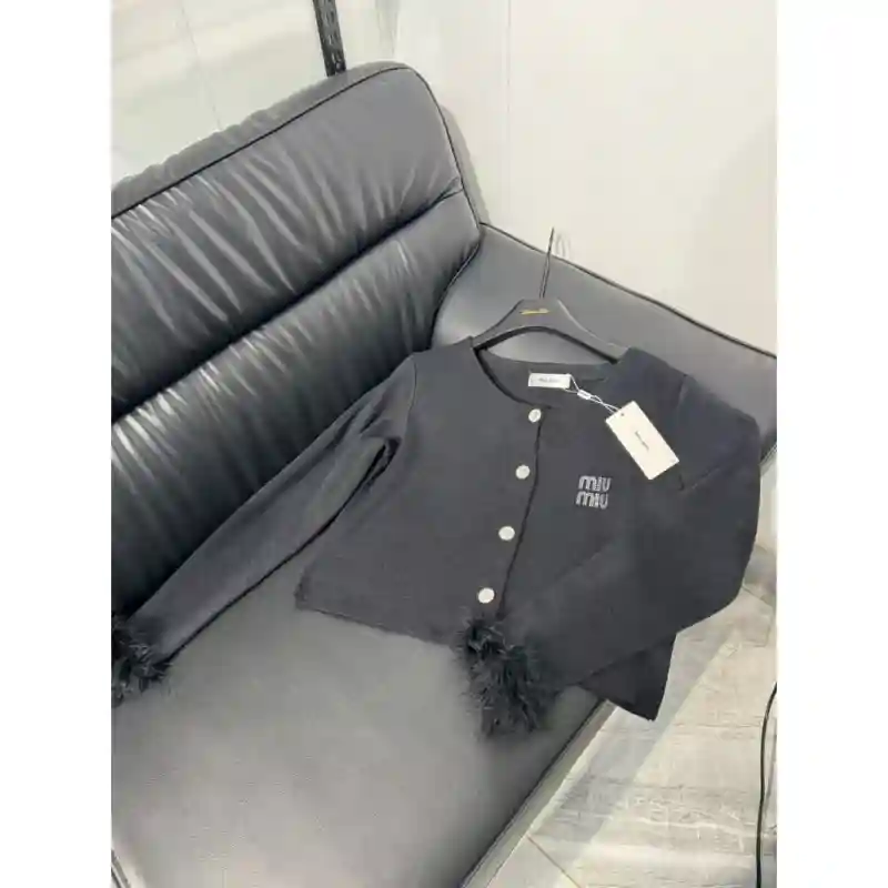 20058 Брендовые кофточки Miu Miu чёрная с перьями Размер 46