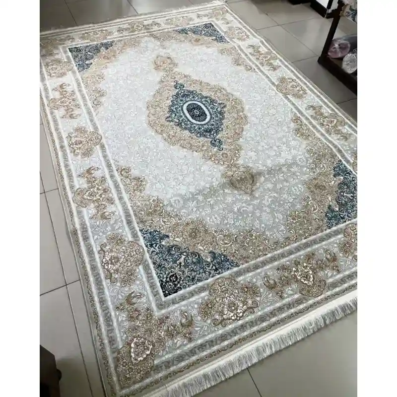 Иранский ковер с золотыми вставками