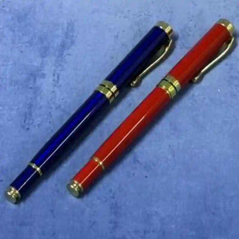 Подарочная ручка металлическая с золотистой отделкой, красная 24001