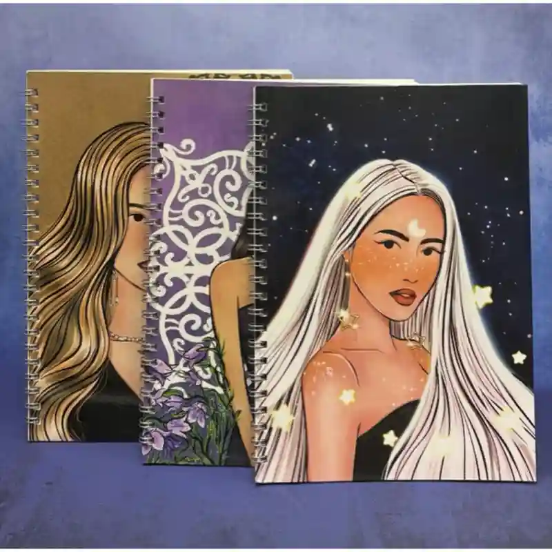 Блокнот с девушкой (фиолетовый фон) 25519