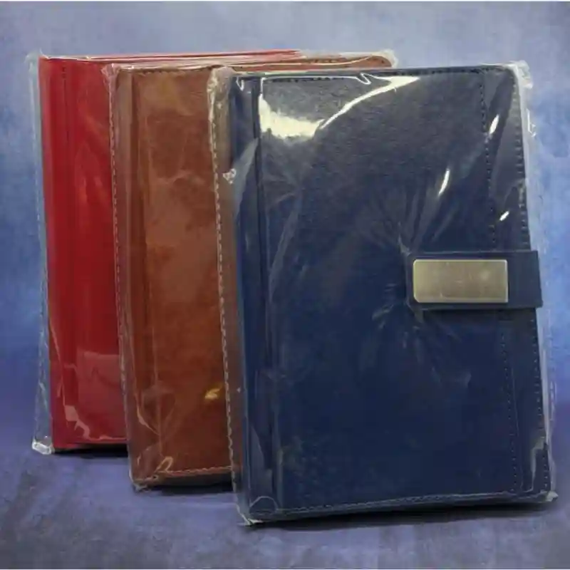 Блокнот кожзам с кнопкой и металлической вставкой красный, А5 25540