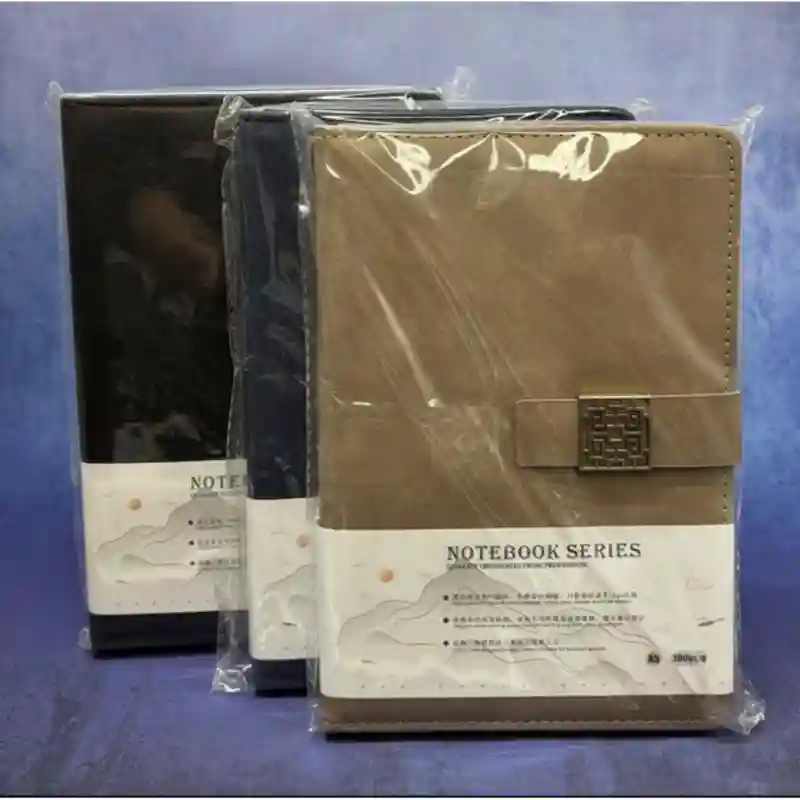 Блокнот кожзам с металлической застёжкой бежевый, А5 25552