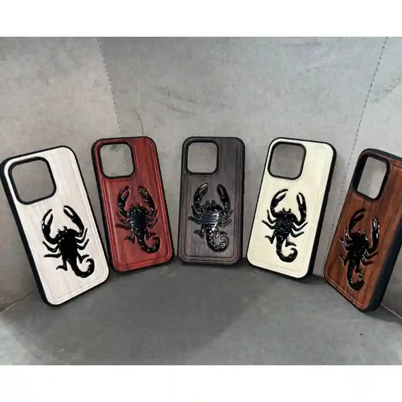 Чехол деревянный, со скорпионом. Светлый бежевый с чёрным скорпионом, для Apple 