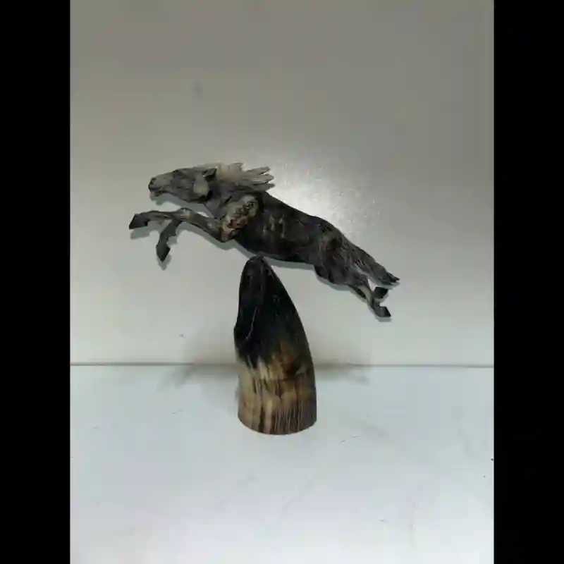 Статуеэтка коня из настоящего рога