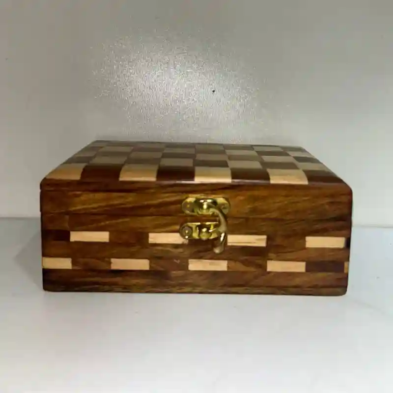 Шкатулка Стильный деревянный ювелирный ящик с латунным замком. идеальное решение